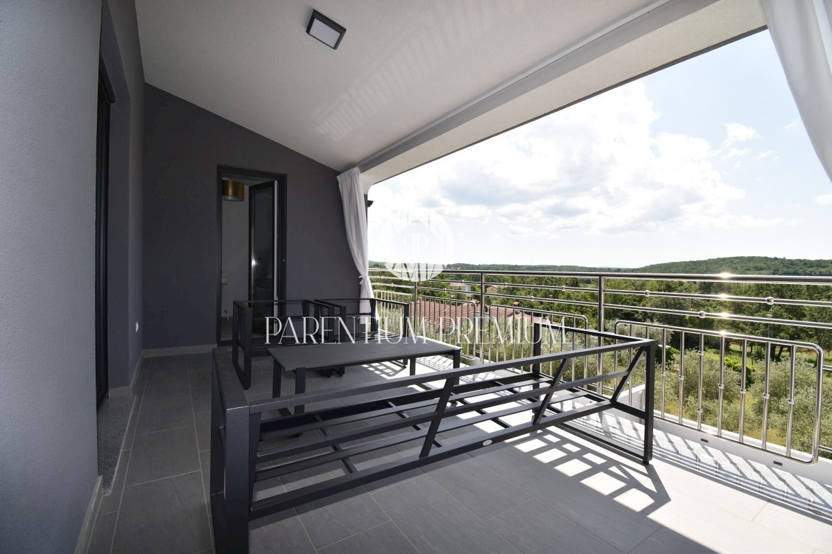 Moderna casa bifamiliare con piscina