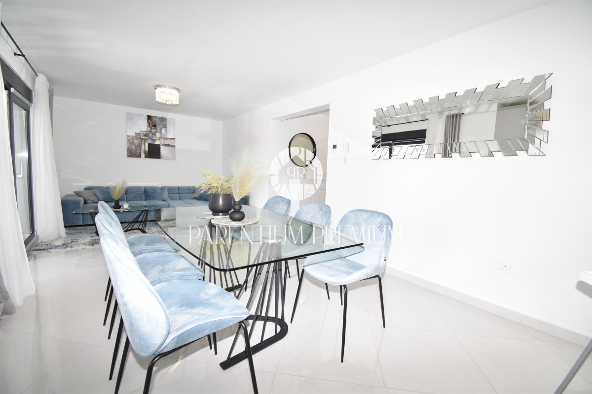 Moderna casa bifamiliare con piscina