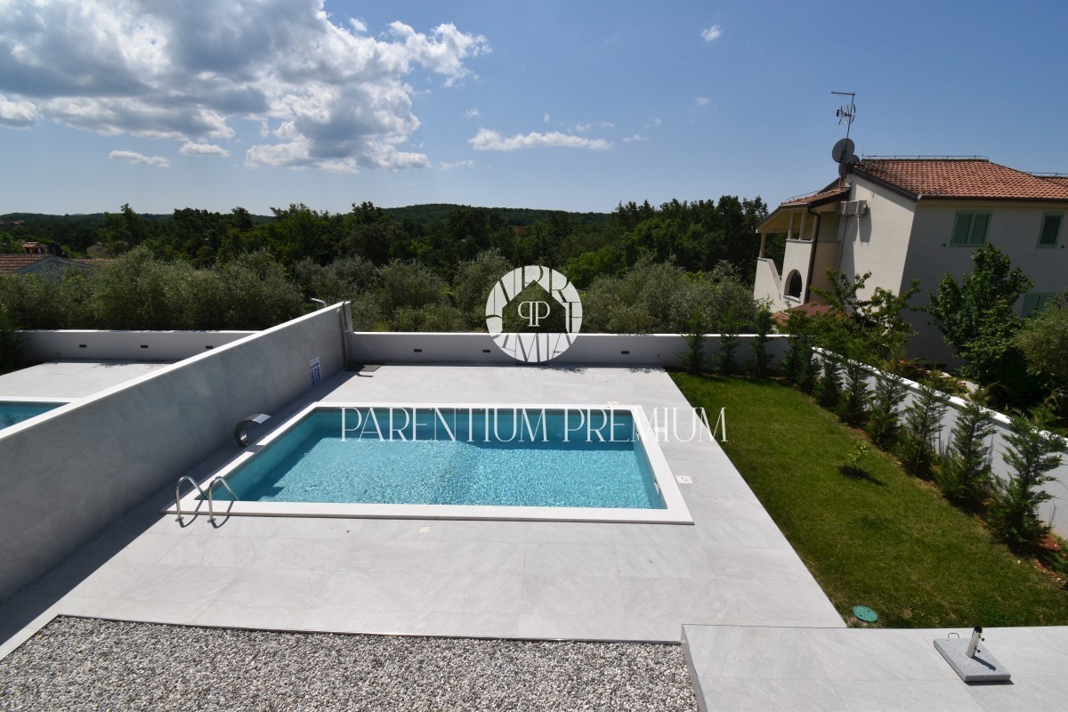 Moderna casa bifamiliare con piscina