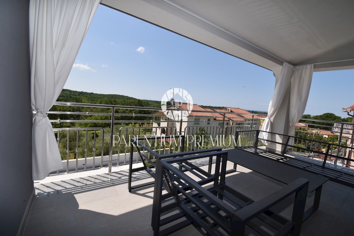 Moderna casa bifamiliare con piscina