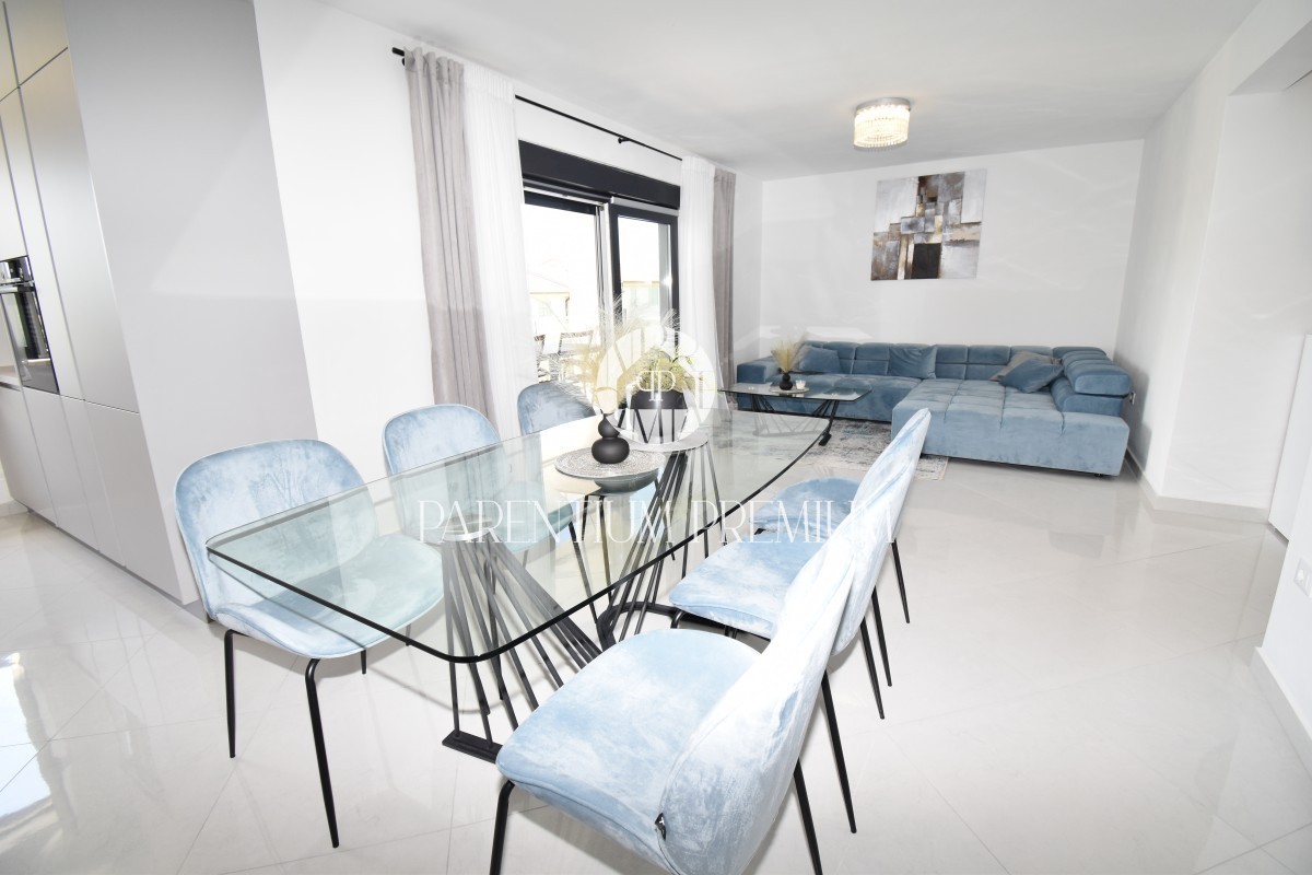 Moderna casa bifamiliare con piscina