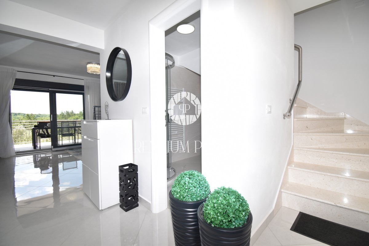 Moderna casa bifamiliare con piscina