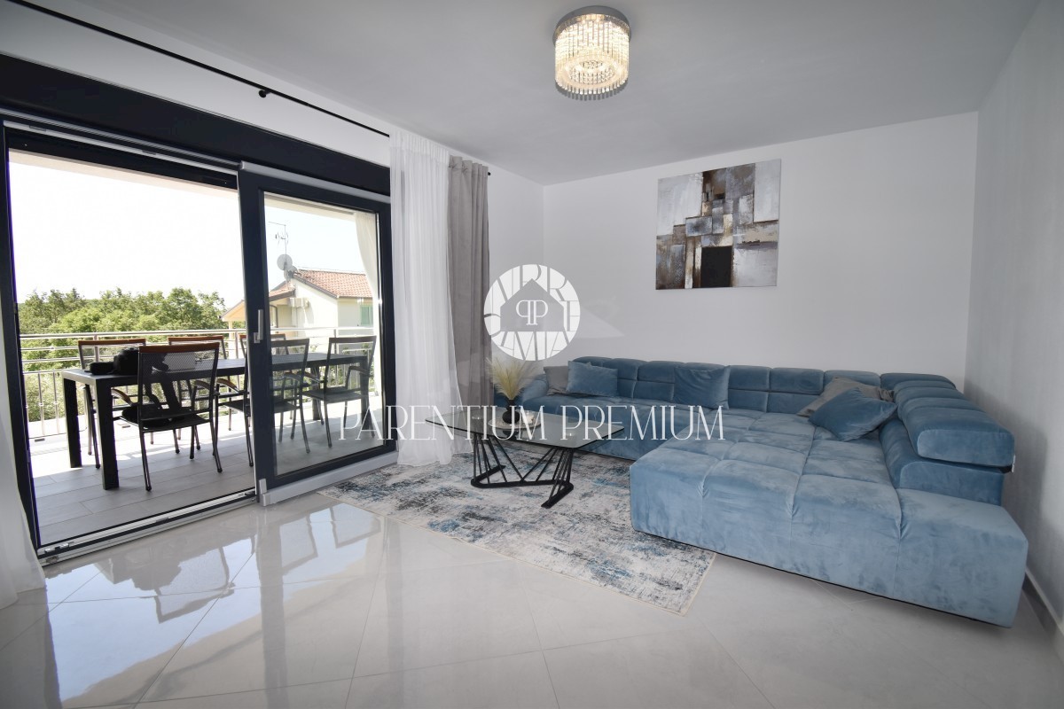 Moderna casa bifamiliare con piscina