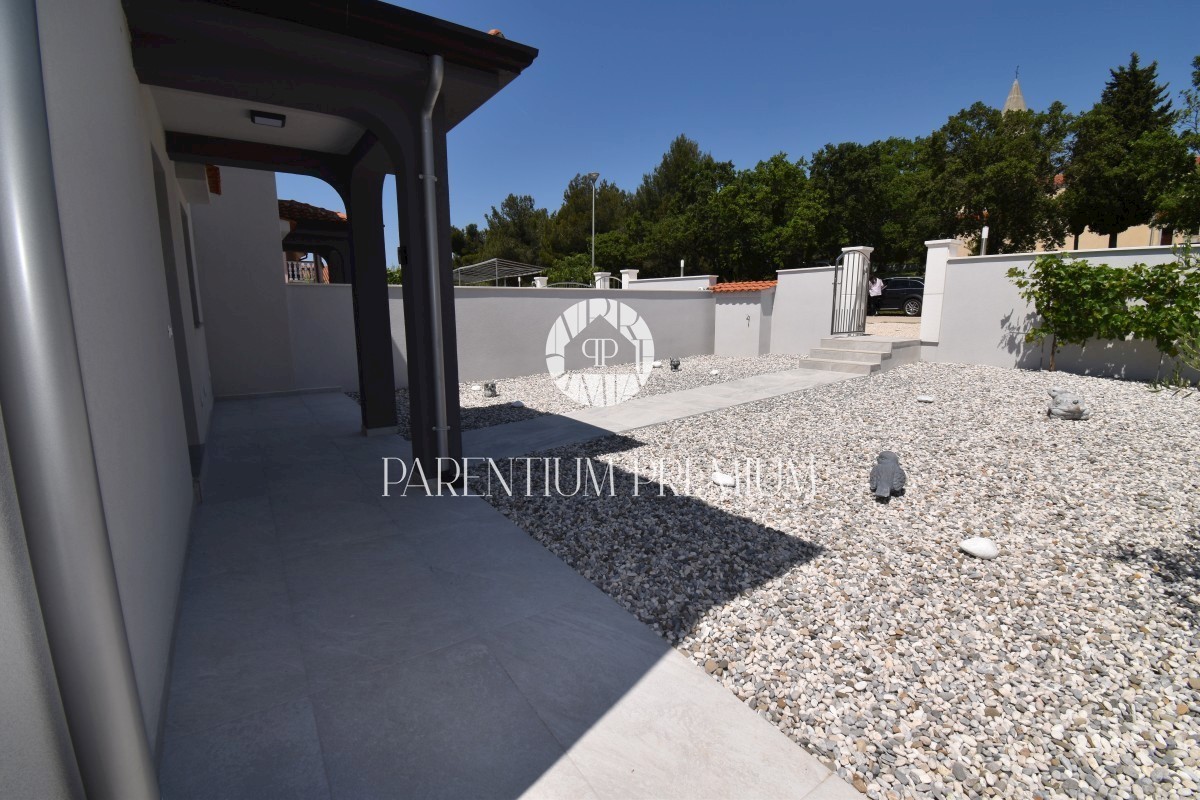 Moderna casa bifamiliare con piscina