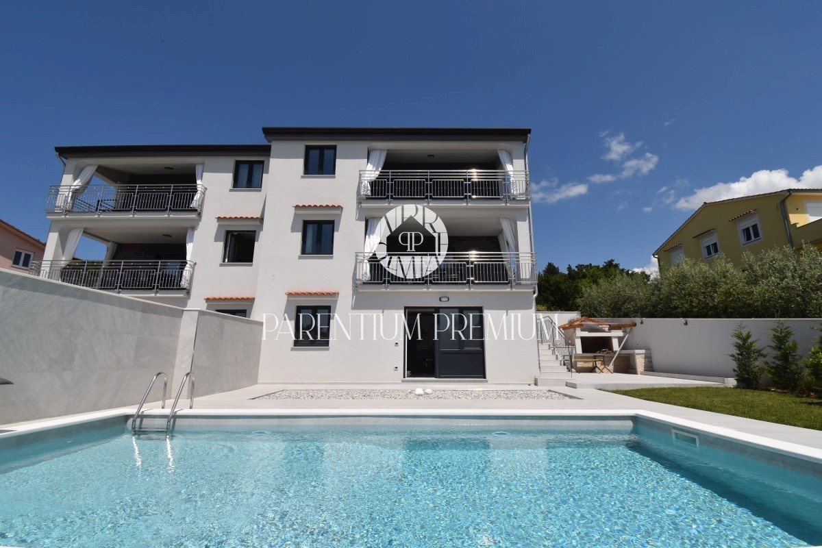 Moderna casa bifamiliare con piscina