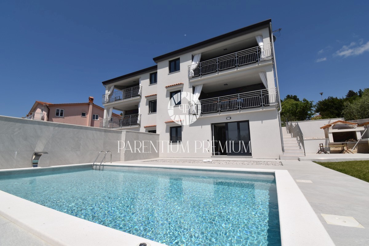 Moderna casa bifamiliare con piscina