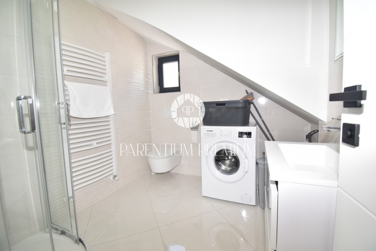 Moderna casa bifamiliare con piscina