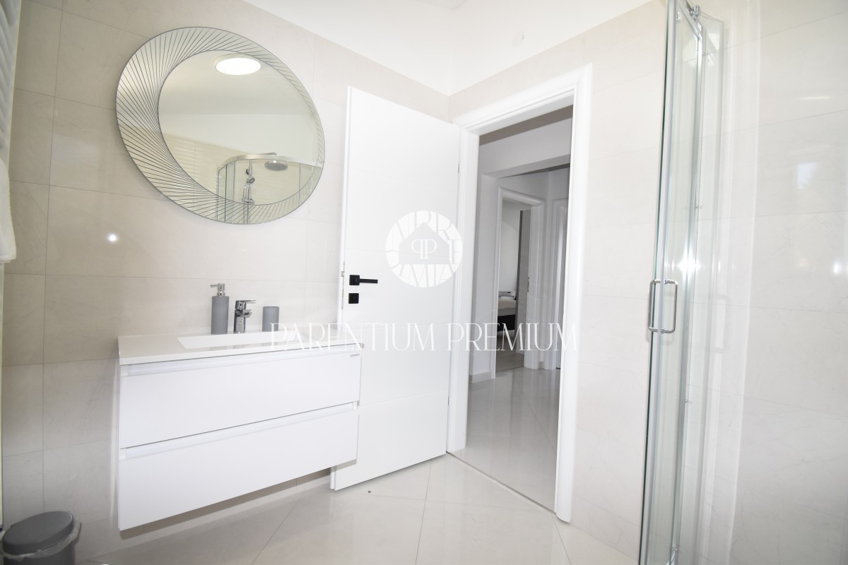 Moderna casa bifamiliare con piscina