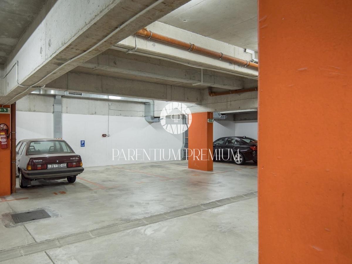 Parenzo centro, appartamento con ascensore, garage, vista mare.