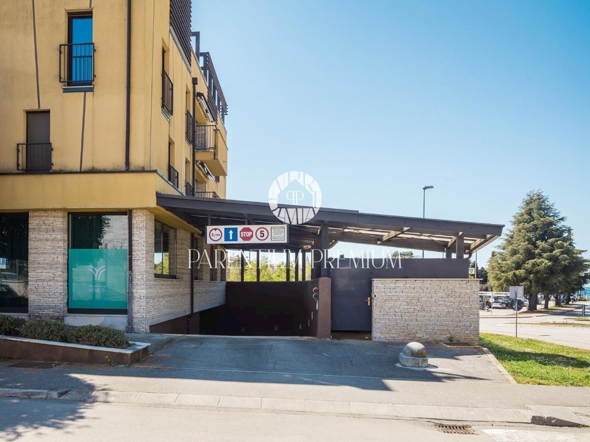 Parenzo centro, appartamento con ascensore, garage, vista mare.