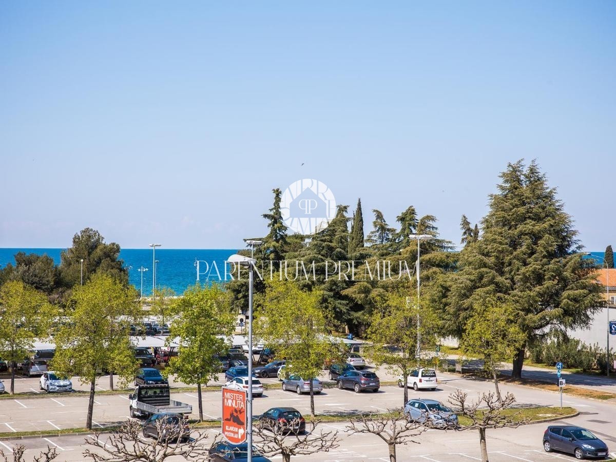 Parenzo centro, appartamento con ascensore, garage, vista mare.