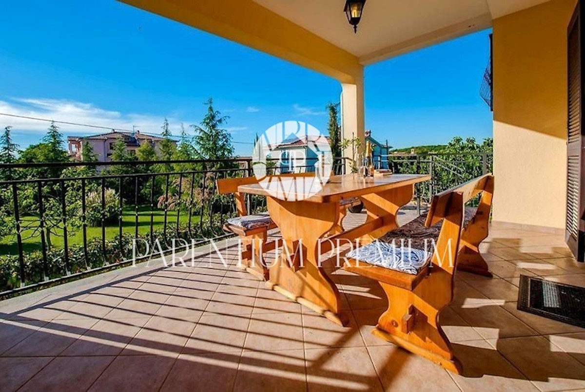 Immobile per investitori: Palazzina a Parenzo con 5 appartamenti con vista sul mare e sulla natura