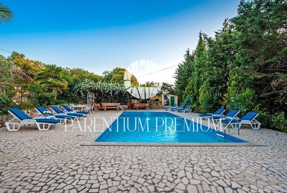 Immobile per investitori: Palazzina a Parenzo con 5 appartamenti con vista sul mare e sulla natura