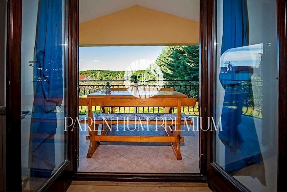 Immobile per investitori: Palazzina a Parenzo con 5 appartamenti con vista sul mare e sulla natura