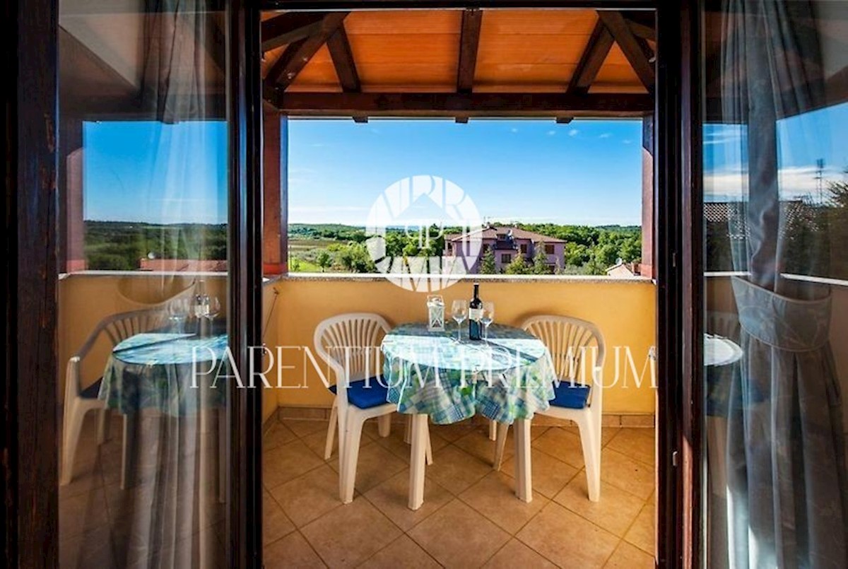 Immobile per investitori: Palazzina a Parenzo con 5 appartamenti con vista sul mare e sulla natura