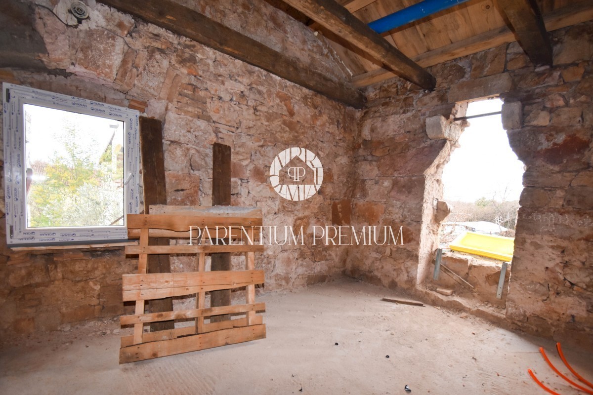 Casa in pietra ristrutturata con cortile nelle vicinanze di Parenzo