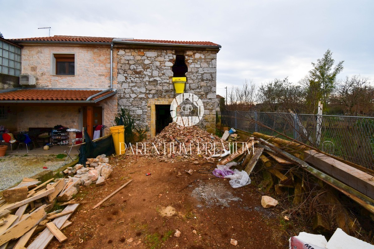 Casa in pietra ristrutturata con cortile nelle vicinanze di Parenzo