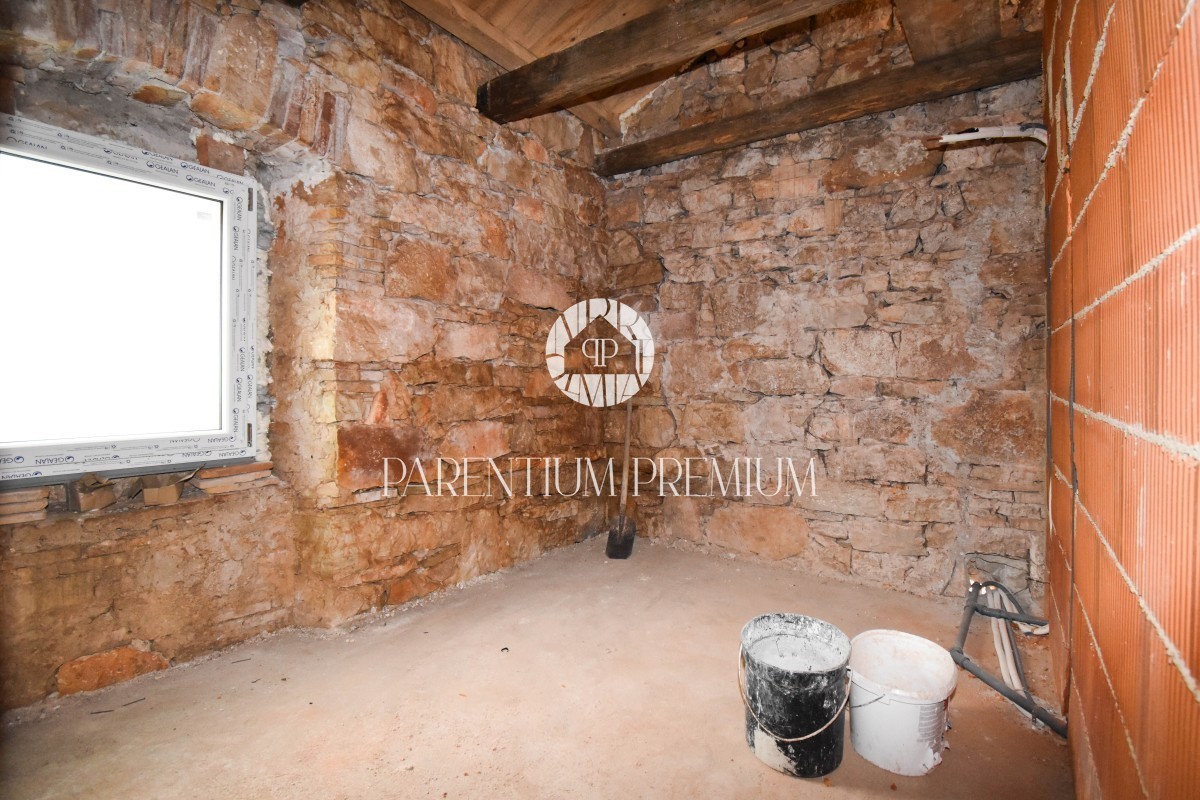 Casa in pietra ristrutturata con cortile nelle vicinanze di Parenzo