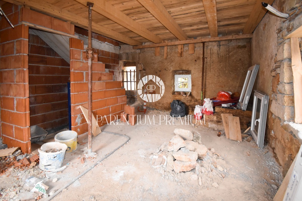 Casa in pietra ristrutturata con cortile nelle vicinanze di Parenzo