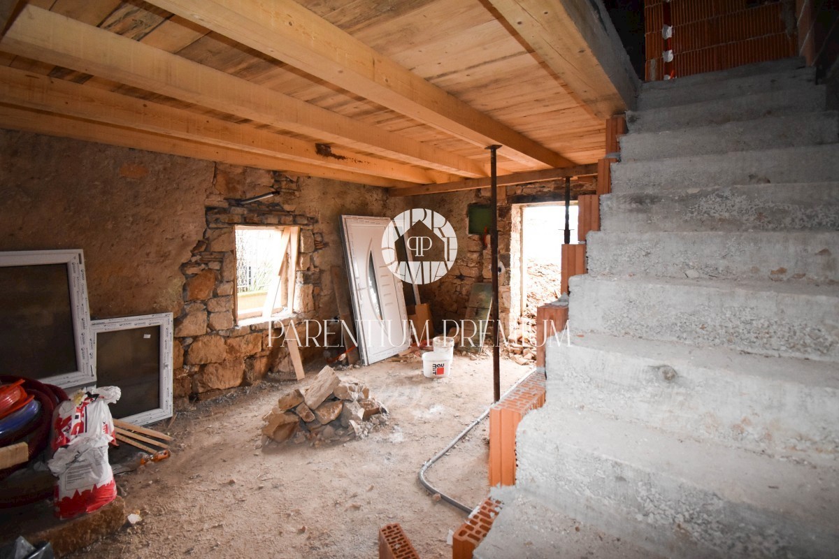 Casa in pietra ristrutturata con cortile nelle vicinanze di Parenzo