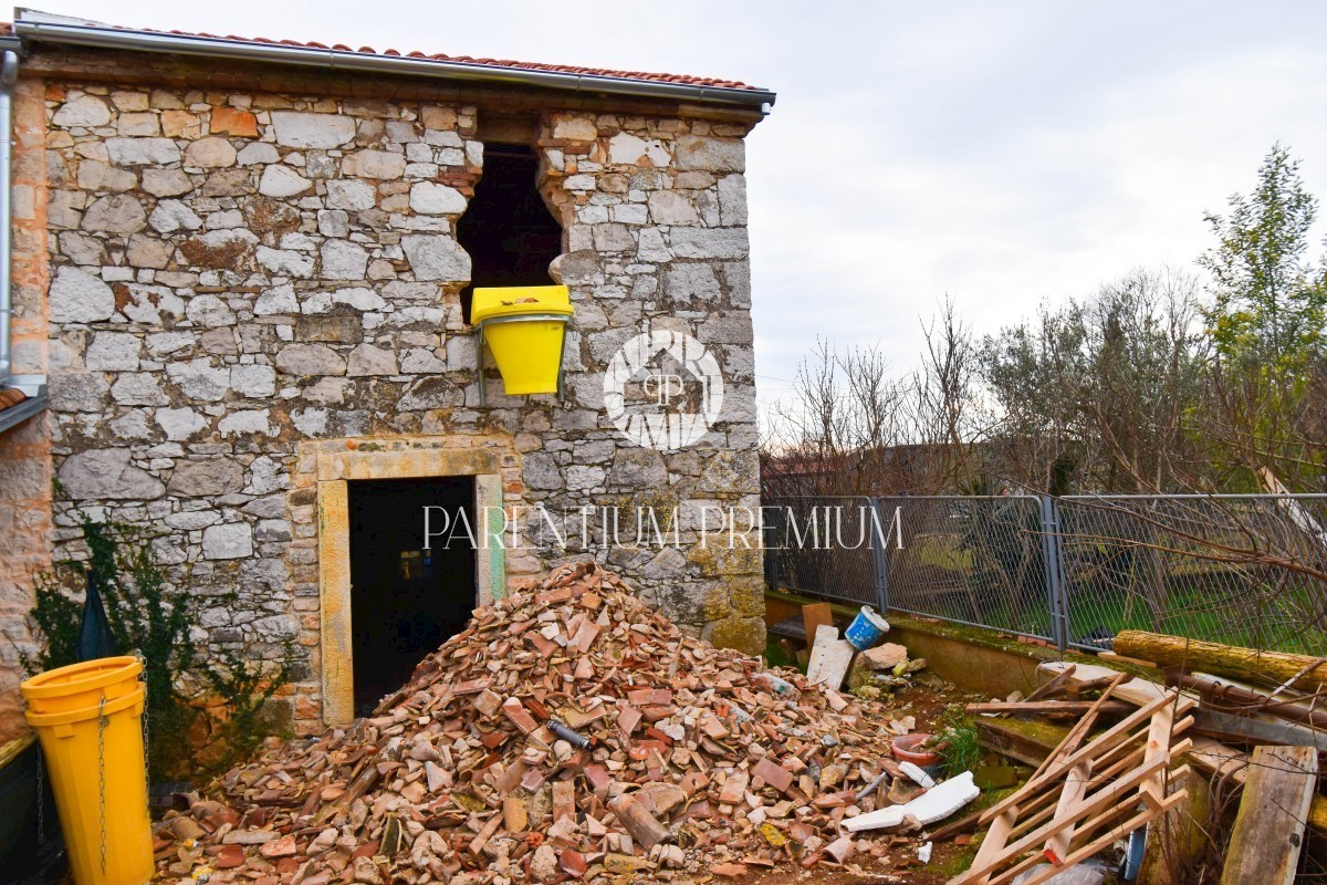 Casa in pietra ristrutturata con cortile nelle vicinanze di Parenzo