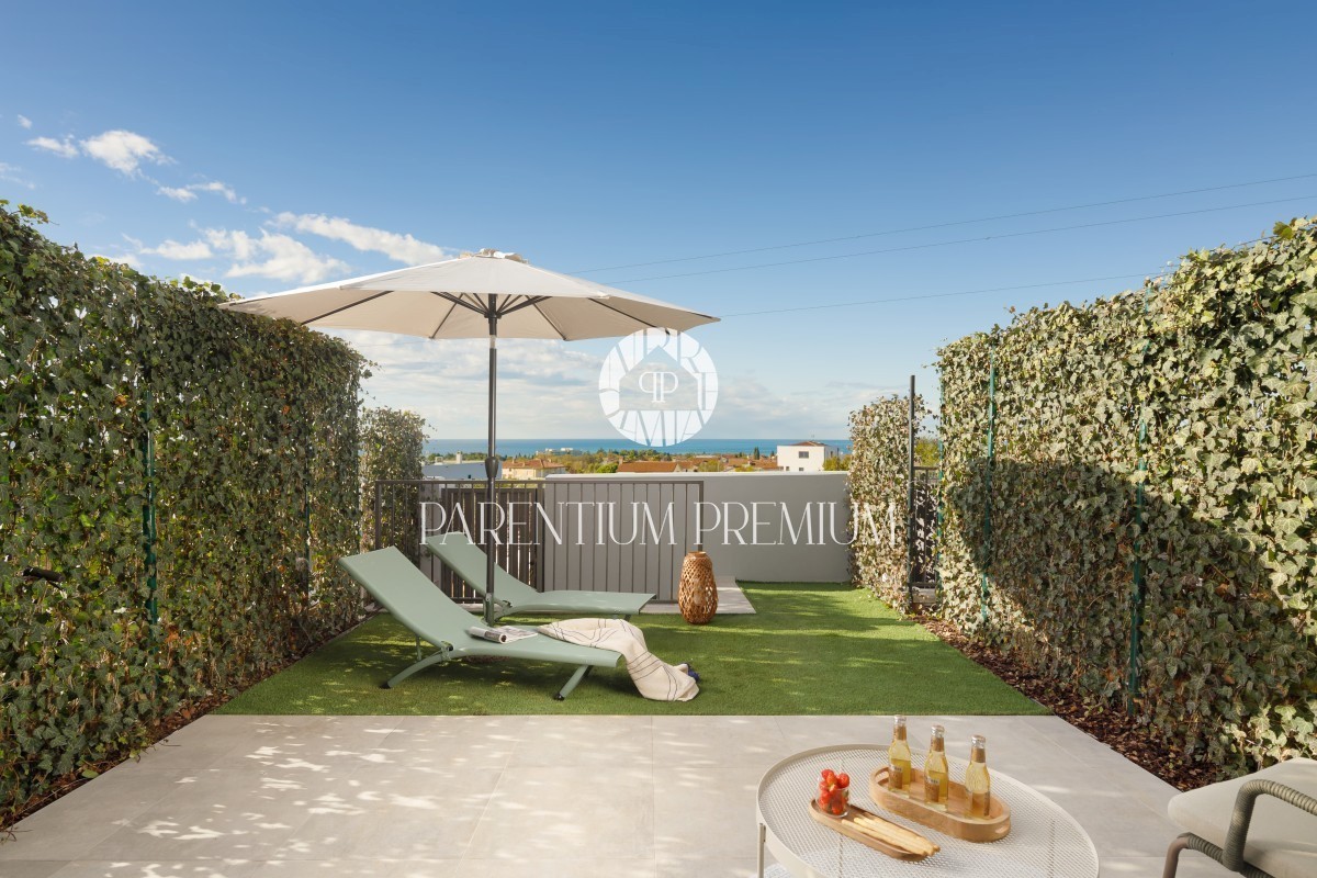 Casa moderna e attrezzata con cortile e vista mare, a 900 metri dalla spiaggia