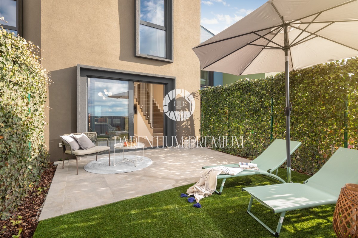 Casa moderna e attrezzata con cortile e vista mare, a 900 metri dalla spiaggia