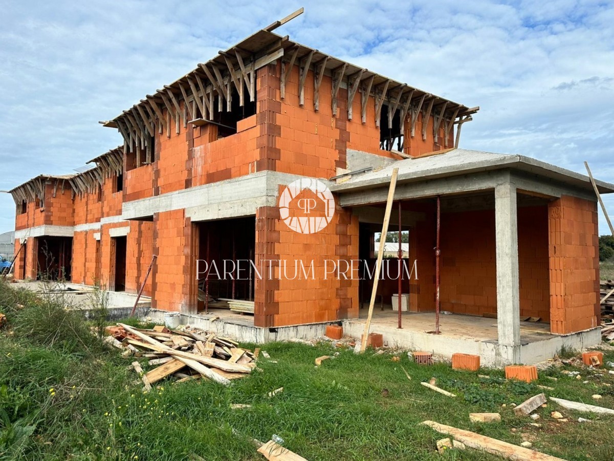 Moderna casa bifamiliare con piscina