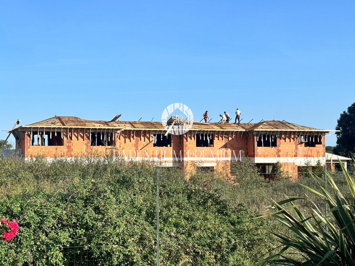 Moderna casa bifamiliare con piscina