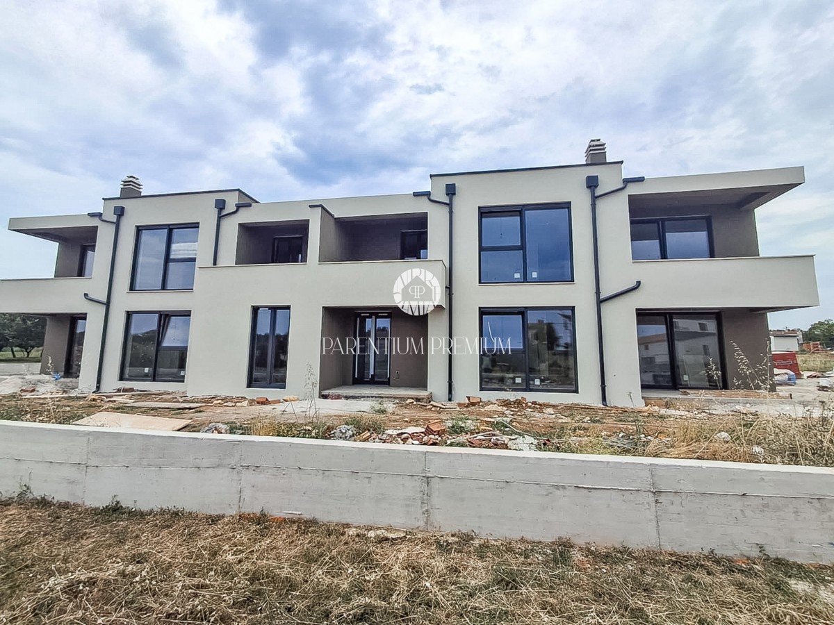 Appartamento al 1° piano con tre camere da letto, giardino privato e piscina condominiale