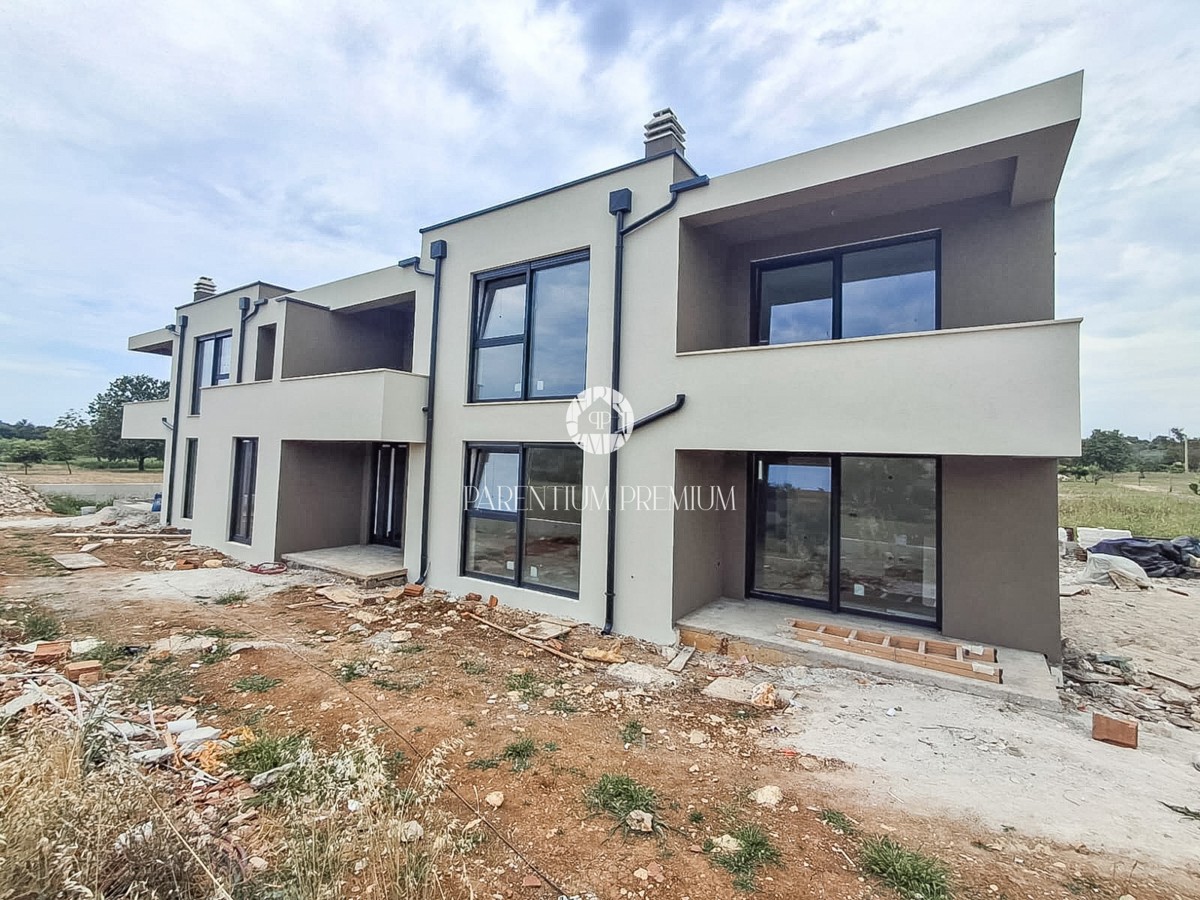 Appartamento al 1° piano con tre camere da letto, giardino privato e piscina condominiale