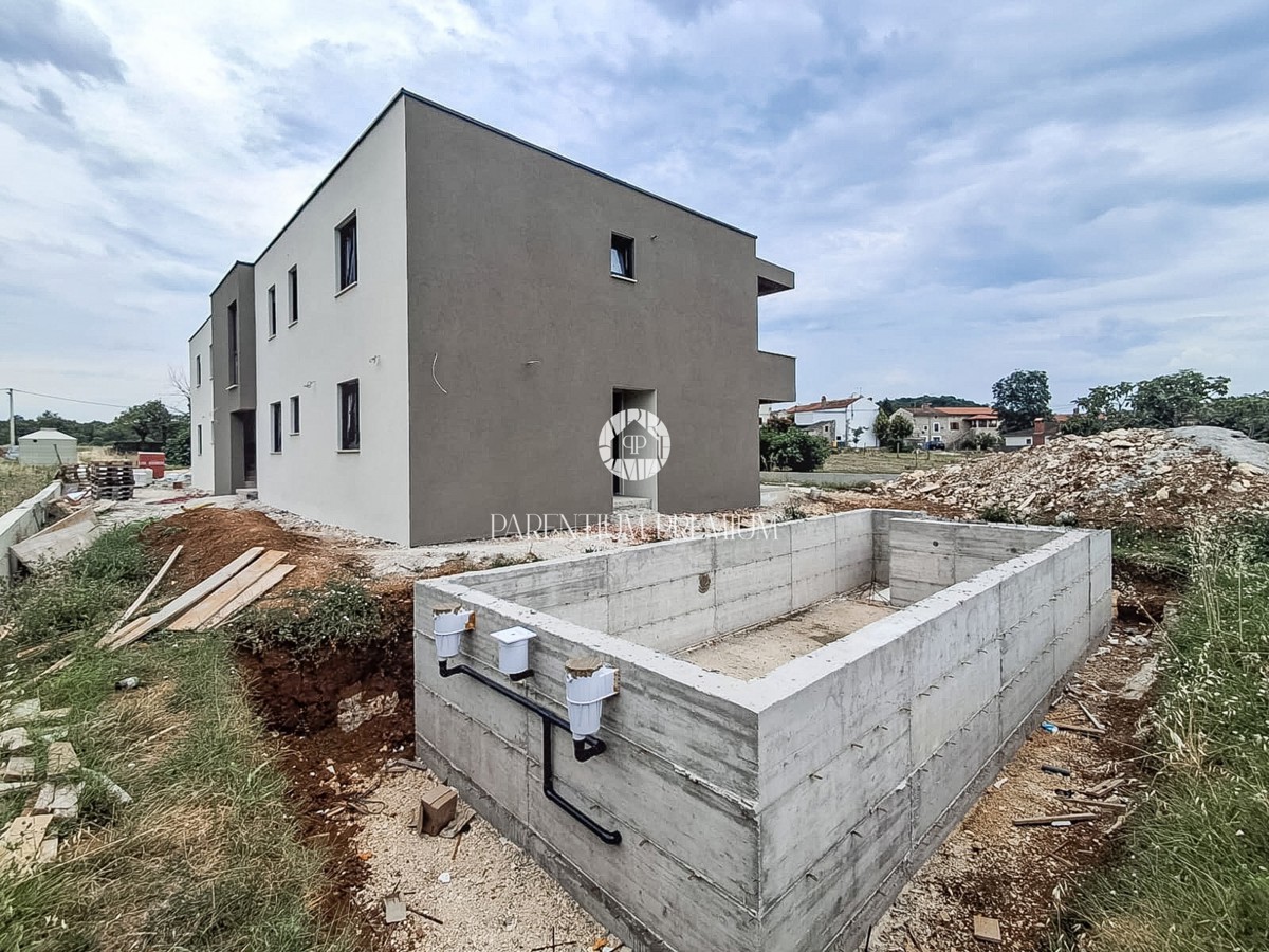 Appartamento al 1° piano con tre camere da letto, giardino privato e piscina condominiale