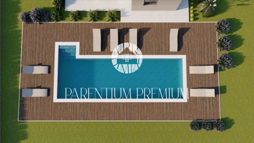 Appartamento al 1° piano con tre camere da letto, giardino privato e piscina condominiale