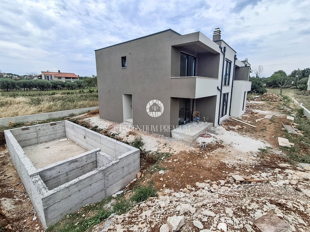 Appartamento al 1° piano con tre camere da letto, giardino privato e piscina condominiale