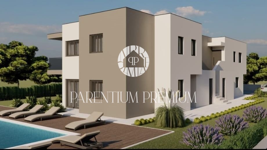 Appartamento al 1° piano con tre camere da letto, giardino privato e piscina condominiale