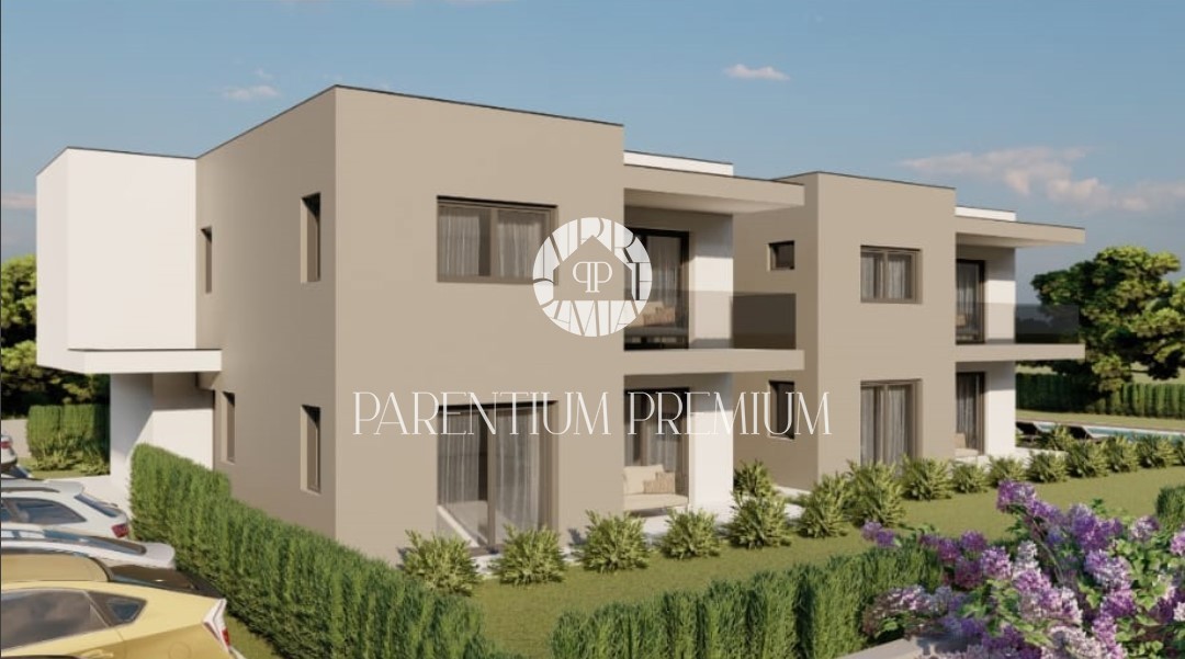 Appartamento al 1° piano con tre camere da letto, giardino privato e piscina condominiale