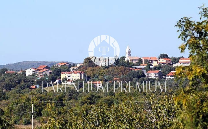 Ampio terreno edificabile in una posizione molto tranquilla a 12 km da Parenzo