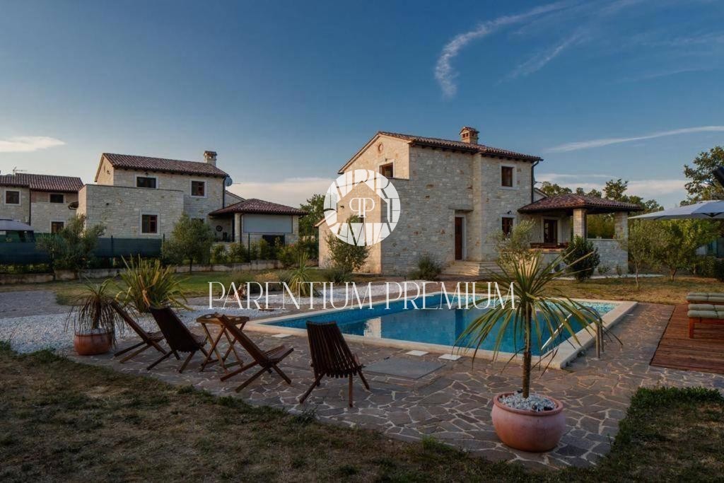 Opportunità!!! Casa in pietra con piscina e ampio giardino