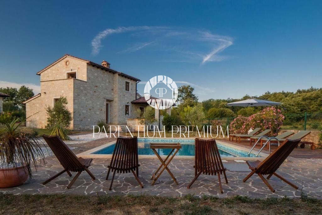 Opportunità!!! Casa in pietra con piscina e ampio giardino