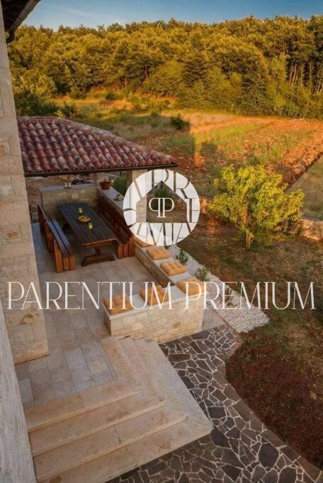Opportunità!!! Casa in pietra con piscina e ampio giardino