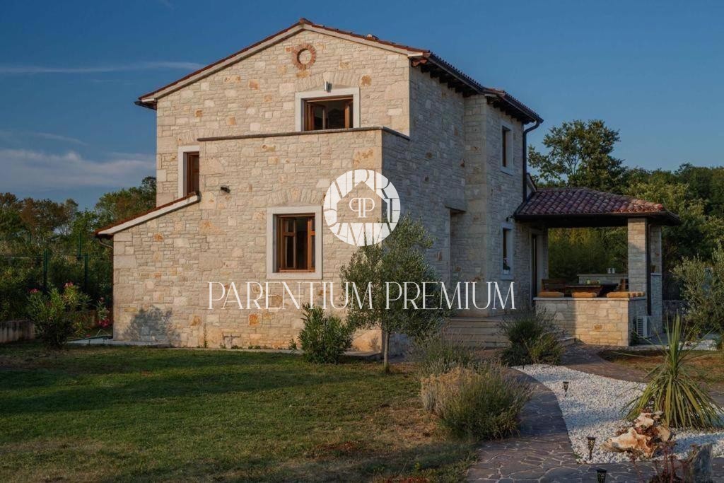 Opportunità!!! Casa in pietra con piscina e ampio giardino