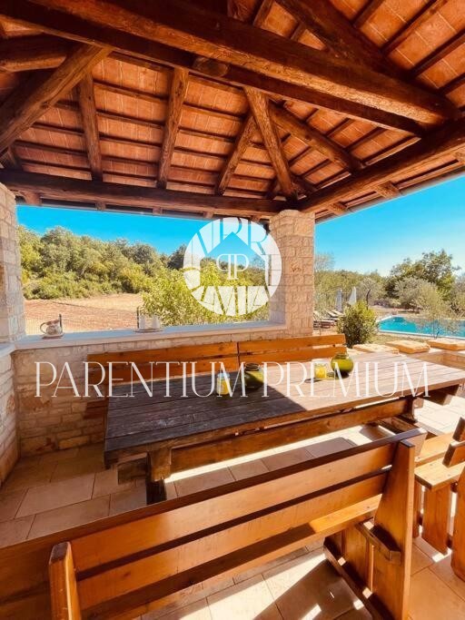 Opportunità!!! Casa in pietra con piscina e ampio giardino