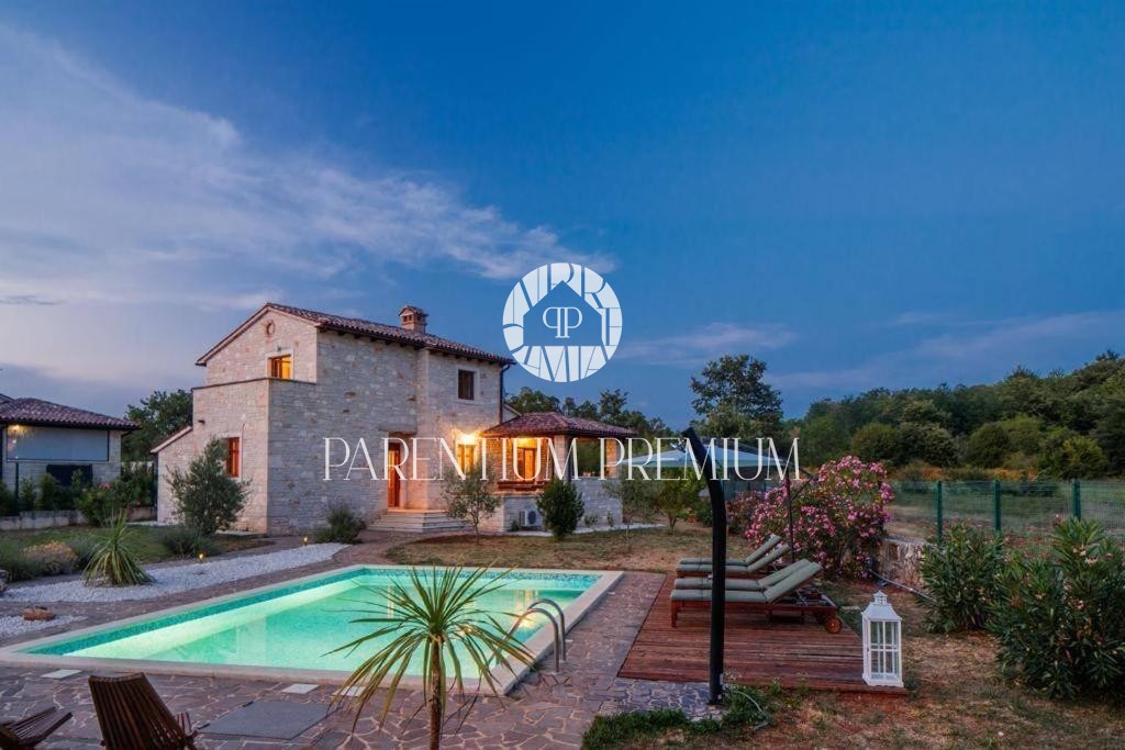 Opportunità!!! Casa in pietra con piscina e ampio giardino