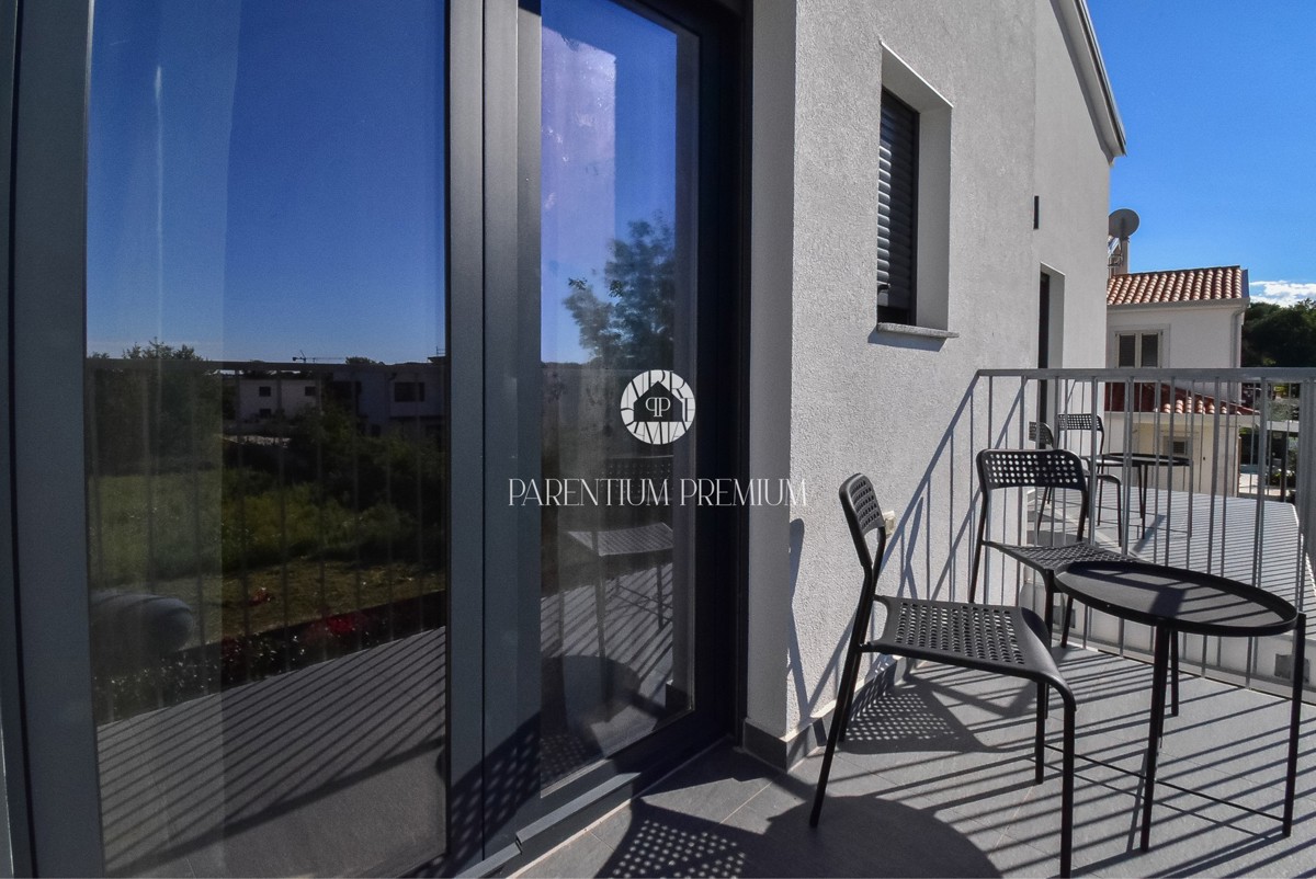 Ampia casa bifamiliare – posizione tranquilla vicino al centro di Parenzo