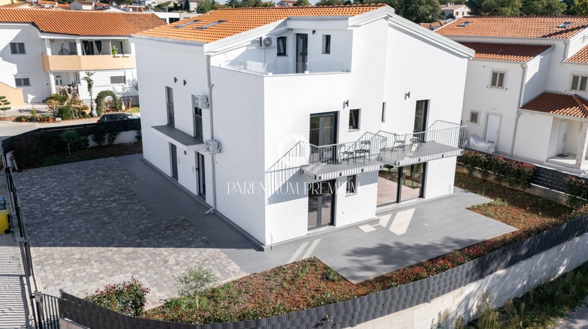 Ampia casa bifamiliare – posizione tranquilla vicino al centro di Parenzo