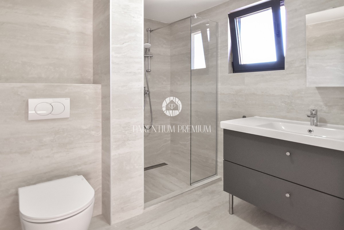 Ampia casa bifamiliare – posizione tranquilla vicino al centro di Parenzo