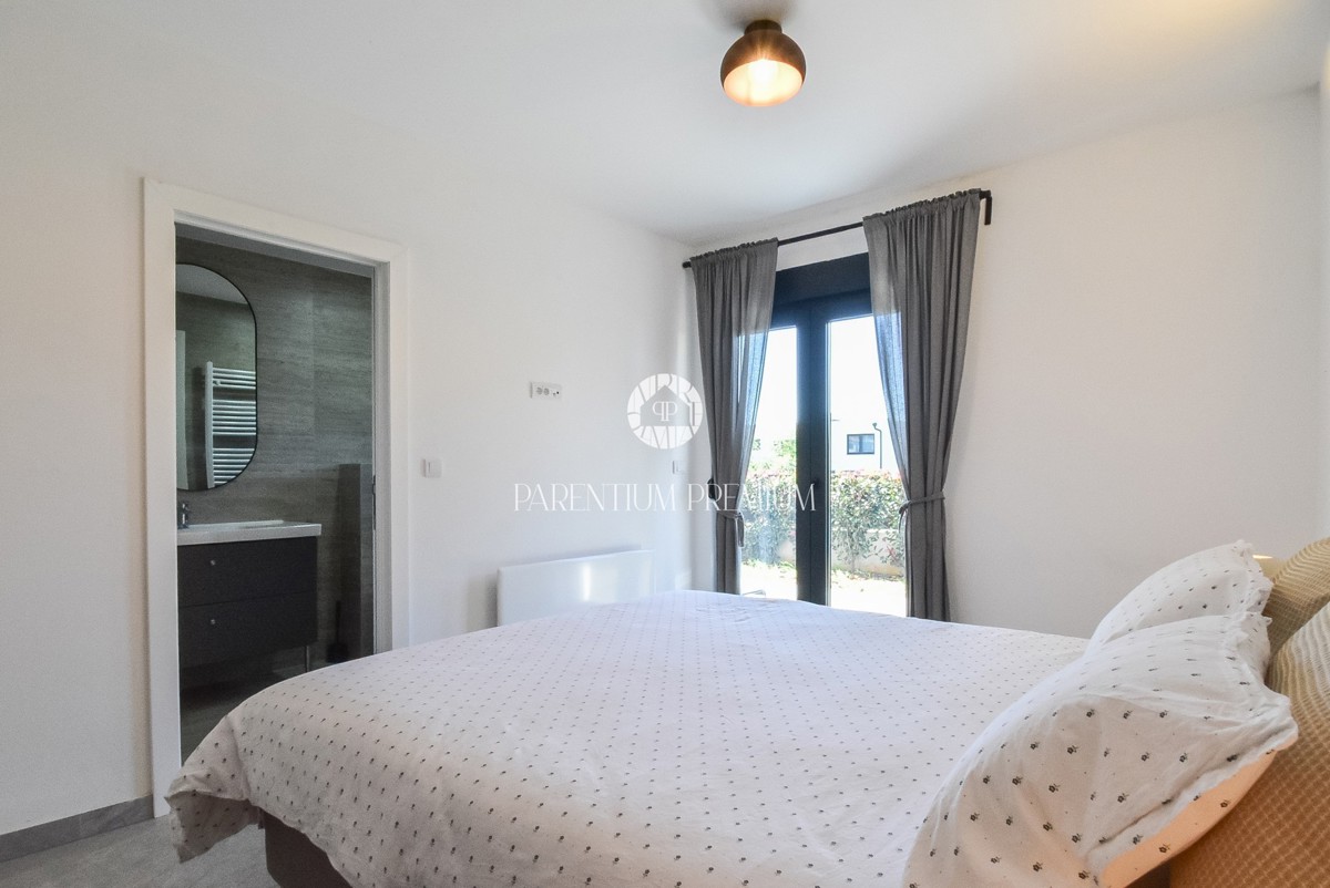 Ampia casa bifamiliare – posizione tranquilla vicino al centro di Parenzo