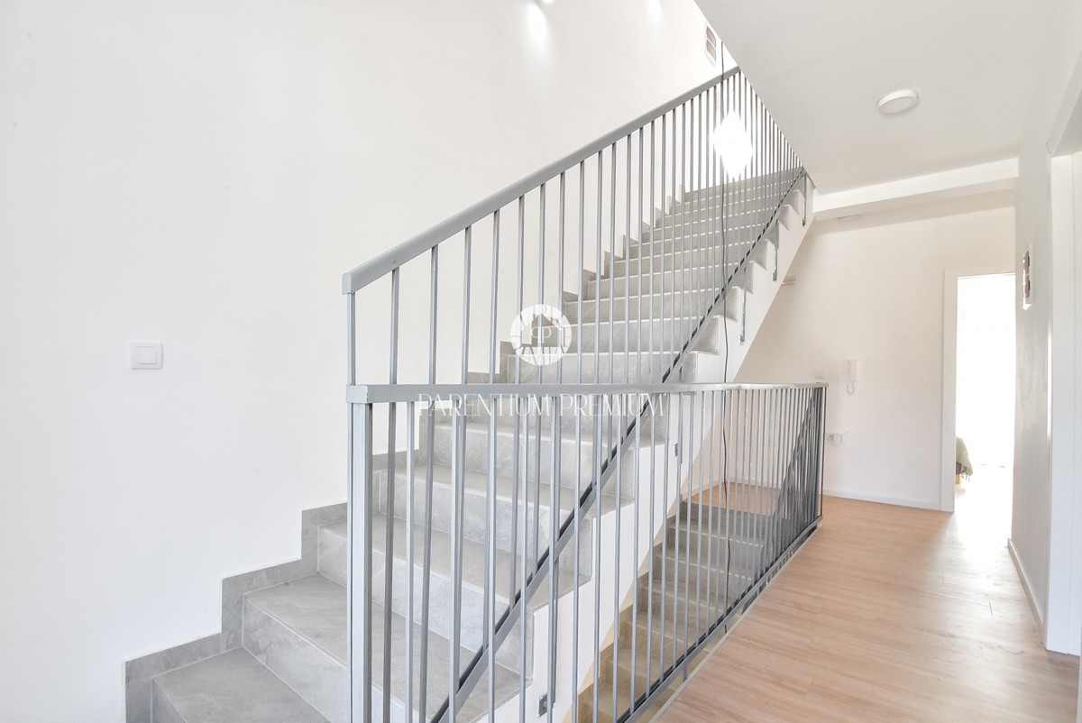 Ampia casa bifamiliare – posizione tranquilla vicino al centro di Parenzo