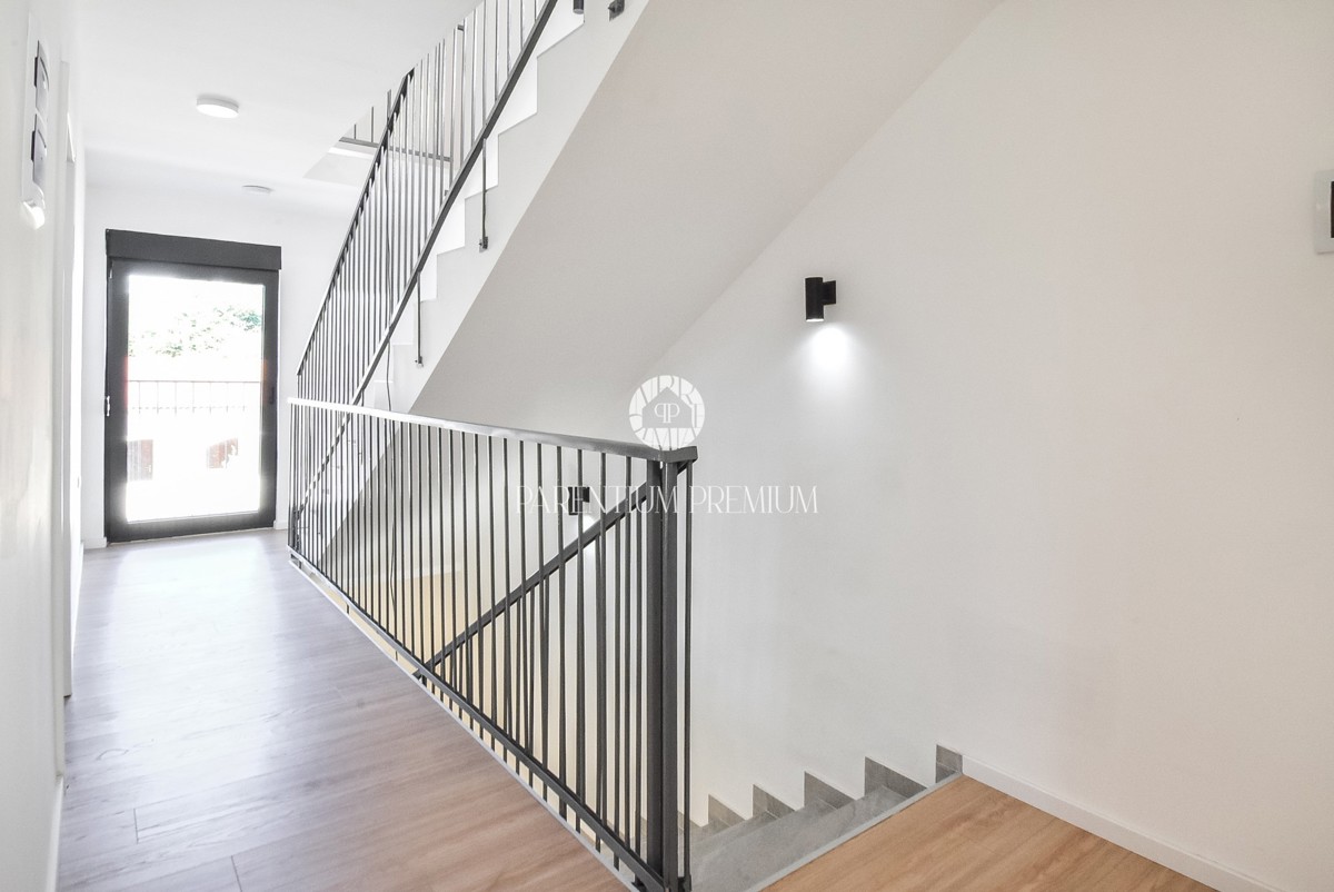 Ampia casa bifamiliare – posizione tranquilla vicino al centro di Parenzo