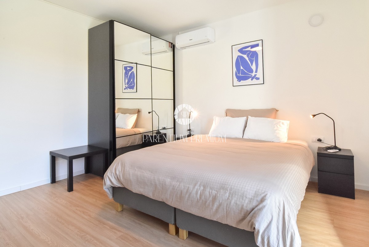 Ampia casa bifamiliare – posizione tranquilla vicino al centro di Parenzo